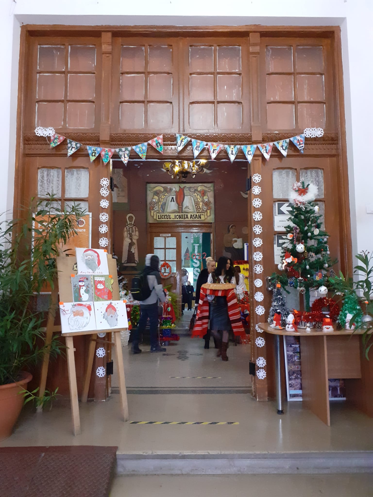 Read more about the article Expoziție cu vânzare în cadrul „Târgului caritabil de Crăciun”